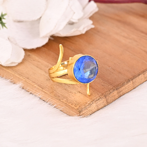 Bague de mode en laiton plaqué or avec pierre précieuse bleue hydro pour femme, accessoire élégant de forme ronde - Product Image 3