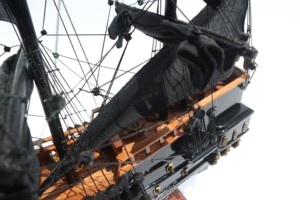 PERLA NEGRA |   MODELO PEQUEÑO 40 CM |   Barco Pirata de Madera Pintado a Mano, Arte Folclórico, Decoración Navideña, Colección para Amantes de las Películas - Product Image 4
