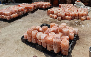 Venta al por mayor de sal rosa natural del Himalaya en trozos, embalaje personalizado OEM para uso en caballos, ganado y perros, sal para lamer para animales de Pakistán - Product Image 5