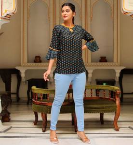 เสื้อท่อนบนผู้หญิงสีดำผ้าเรยอนพิมพ์ลายดอกไม้ทรงปกติ แขนทรงระฆัง คอแบบคีย์โฮล ออกแบบมาเพื่อการสวมใส่ลำลองยามเย็นแบบสากล - Product Image 6