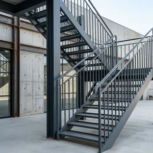 Escalier extérieur industriel en acier avec rampe métallique, design droit, durable, pour usage extérieur, fixation par boulons - Product Image 1