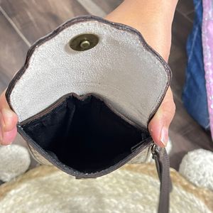 OEM Luxury Wholesale Hand Tooled Genuine Cowhide Leather Mobile Bag with <b>Wristlet</b> Factory Price Fashionable Mini Bag for Unisex - Product Image 6