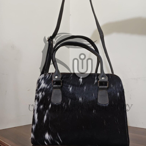 UNBRIDLEDS INDUSTRY Bolso Tote de Cuero Vacuno Negro y Blanco Hecho a Mano con Correas de Cuero Negro, Estilo Hip-Hop/Rock para Exteriores - Product Image 1