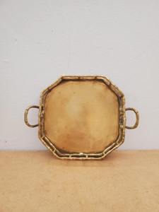 Bandeja octogonal vintage de latón dorado con riel y asas de imitación de bambú para mesa auxiliar, decoración de tocador y uso como bandeja de servicio. - Product Image 4