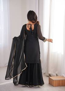 Conjunto Sharara de Georgette Negro Bordado con Dupatta y Adornos Florales Dorados, Traje Tradicional Étnico Indio para Bodas y Fiestas - Product Image 5