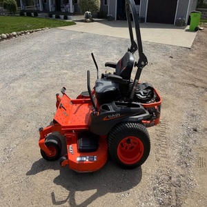 Tondeuse autoportée Kubota Z421 haute performance, conçue pour une vitesse de coupe rapide et un contrôle fluide sur les grandes pelouses - Product Image 1