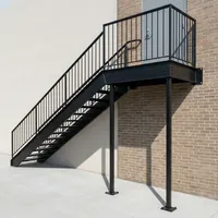 Escalier droit en acier pour extérieur avec rampe métallique, design industriel pour usage extérieur