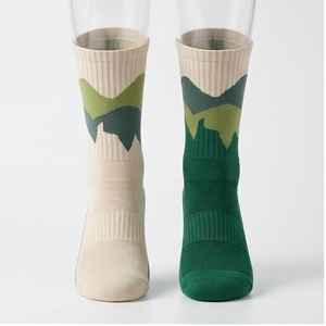 Calcetines Deportivos con Patrón Geométrico Verde, Transpirables, para Senderismo, para Adultos, Temporada de Primavera - Product Image 1