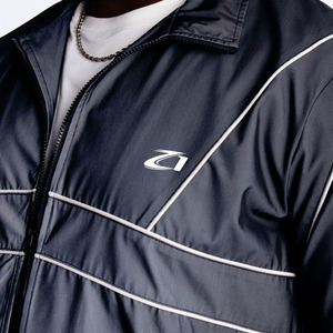 Conjunto Deportivo Personalizado para Hombre, Chaqueta Cortavientos Impermeable con Cremallera y Rayas Reflectantes, de Poliéster y Nailon, y Pantalones Cortos - Product Image 4