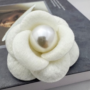 Broche de Rosa de Lana Sintética con Perlas Estilo Francés, Elegante Pin Floral para Solapa, Joyería de Alta Calidad para Bodas y Fiestas - Product Image 2