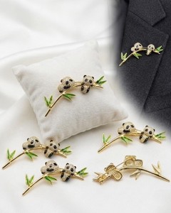 Broche élégante en cristal plaqué or en forme de panda pour femmes et hommes - Cadeau pour occasions spéciales et mariages - Product Image 2