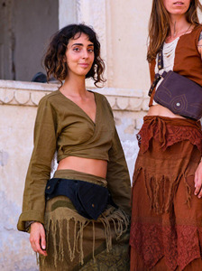 Haut court en coton et lin vert olive fait main pour femme, décontracté, col en V, chemisier d'été tendance, longueur courte - Product Image 5