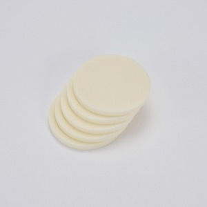 ฟองน้ำแต่งหน้าแบบยืดหยุ่น [K-ESSENTIALS] ทรงกลม 5.3 ซม. สีขาว SBR สำหรับรองพื้นแบบเปียก/แห้ง อุปกรณ์แต่งหน้า - Product Image 3