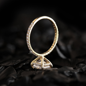 Anillo de compromiso con diamante de corte esmeralda, banda pavé de oro de 14K, anillo solitario, anillo nupcial minimalista y delicado, anillo de propuesta, regalo para ella - Product Image 3