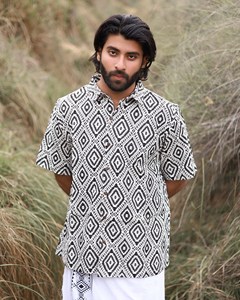 Camisa de algodón hecha a mano para hombre, con estampado tradicional, manga corta, estilo casual para verano, con botones, ideal para resort y playa. - Product Image 5