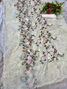 Ensemble de designer : Blouse en soie contrastante et Saree en soie brillante avec broderie lourde, motif Jaal, bordure coupée Arca - Product Image 1