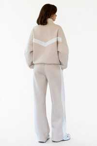 Conjunto Deportivo 2 en 1 para Mujer, Color Beige y Blanco con Bloques de Color Estampados, Cuello Alto, Corte Holgado, Manga Larga, Pantalones Largos, Estilo Deportivo - Product Image 2