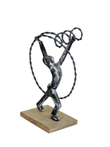 Escultura Moderna Abstracta de Aluminio Negro y Dorado con Figura de Acrobata - Figura Contemporánea sobre Base de Madera para Decoración de Hogar y Oficina de Lujo - Product Image 4