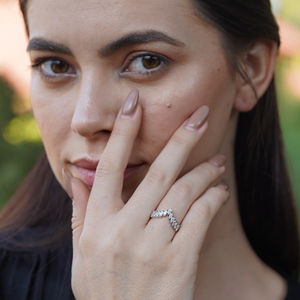 Bague en or avec diamants fins élégante pour femmes, bijoux tendance pour fiançailles et mariage, pour un luxe quotidien et les occasions de fête - Product Image 6