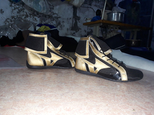 Gants de boxe professionnels de qualité supérieure, chaussures en cuir noir et doré, semelle parfaite - Product Image 3