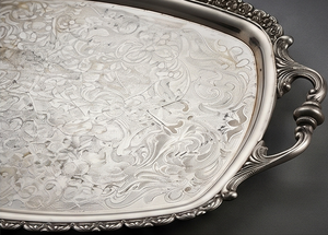 Bandeja de Servir Plateada de Lujo con Diseño Floral, Asa de Metal Pulido, Uso Residencial, Bodas, Eventos y Regalos - Product Image 3