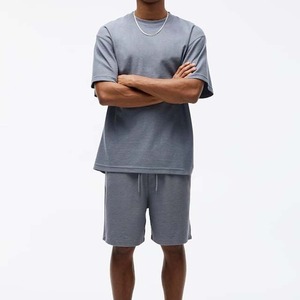 เสื้อยืดคอกลมผ้าฝ้ายสีเทาสำหรับผู้ชายพร้อมกางเกงขาสั้นทรงหลวมระบายอากาศได้ดีสวมใส่สบายในฤดูร้อนสีทึบแขนสั้นเอวยางยืด - Product Image 1