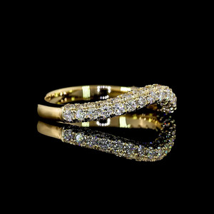 Anillo de compromiso y aniversario para mujer con diamante de laboratorio IGI Ceri talla pera, engaste biselado, banda curva pavé, oro de 10K/14K/18K - Product Image 4