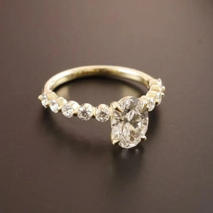 Anillo de Compromiso y Boda de Lujo con Diamante Ovalado de 3 Quilates Creado en Laboratorio, Chapado en Oro de 14k, para Fiestas y Regalos - Product Image 4