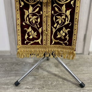 Faja Masónica Bordada en Terciopelo Borgoña con Hilo Dorado, Triple Tau y Corona, Insignia Personalizada para Vestimenta de Arquimago - Product Image 6