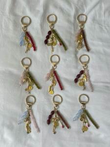 Lindo Llavero Bordado Floral Hecho a Mano con Cuentas Detalladas para Niñas, Mujeres y Regalos - Product Image 4