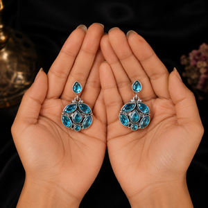 Boucles d'oreilles pendantes en argent oxydé avec topaze bleue sertie en forme de fleur, vente en gros |   Bijoux bohèmes vintage en pierres précieuses naturelles pour femmes, pour les soirées - Product Image 3