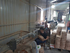 Plateau à apéritif en bois naturel en gros avec poignée, plateau de service à fromage pour pique-nique, fête en provenance du Vietnam - Product Image 3