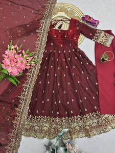 Ensemble de robe Anarkali en soie Fandy de luxe pour femmes, tenue traditionnelle pour mariage, Diwali, soirée, entièrement cousu avec de riches broderies - Product Image 4