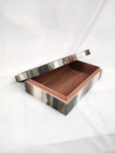 Très très cher, boîte en marbre antique avec incrustations complexes, boîtes en résine et bois faites à la main d'Inde en vente. - Product Image 3