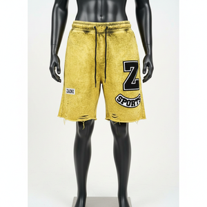 Shorts en molleton de coton premium 320 GSM, lavage à l'acide, jaune vintage, streetwear avec patch en chenille, logo personnalisé - Product Image 1