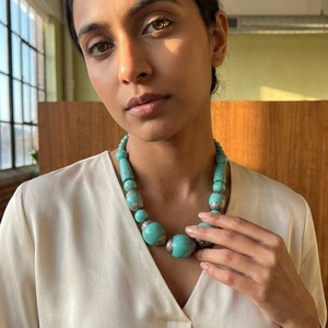 Collar de Cuentas de Resina Hecho a Mano para Mujer, Joyería Ligera para Uso Festivo con Pendientes Disponibles a Buen Precio - Product Image 3