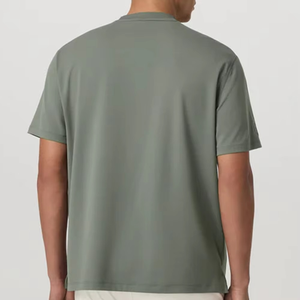 Camiseta Urbana Olive Pocket para Hombre con Logotipo Personalizado en el Pecho, Corte Relajado, Estilo Urbano Premium para Uso Diario, Manga Corta - Product Image 3