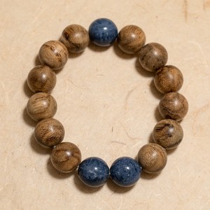 Bracelet tendance en bois d'agar vietnamien fait main AL-SX-0007-12 avec 3 perles de corail fossile bleu et 12 perles de bois d'agar naturel de 12 mm - Product Image 1