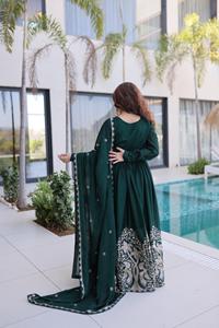 Robe Anarkali longue moderne Rangoli Crush avec sequins et broderies multiples pour mariage, fête, Diwali, bal de promo - Product Image 2