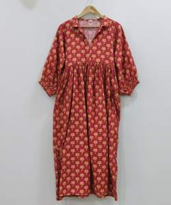 Robe midi rouge respirante à imprimé floral fait main, design Buta, robe en coton bohème à coupe évasée pour femmes - Product Image 1