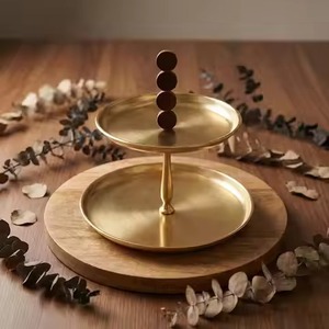 Nouveau support à gâteau en métal argenté martelé à la main, plateau rond avec accent de branche de fleur d'orchidée foncée et base conique, en promotion - Product Image 3