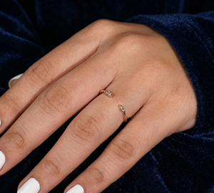 Bague ShivPath en or jaune 14 carats avec deux diamants, design minimaliste, diamant naturel taille triangle, pour fiançailles, usage quotidien, unisexe - Product Image 3