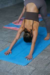 Tapis de yoga classique en caoutchouc double couche, conçu pour un confort accru, une meilleure adhérence et une durabilité accrue, parfait pour le yoga quotidien. - Product Image 4