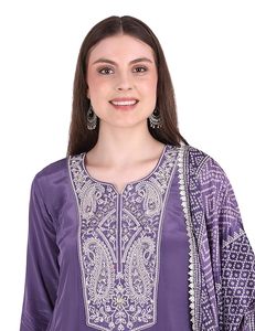 Ensemble de costume SAZU en Chanderi violet avec broderie Zari, comprenant un Kurta en Georgette et un pantalon en crêpe, idéal pour les occasions spéciales et les événements traditionnels. - Product Image 5