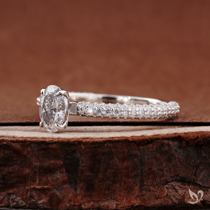 Bague en or blanc 10K avec diamant de laboratoire ovale de 0,50 carat, trois rangées pavées, design élégant allongé et étincelant - Product Image 2
