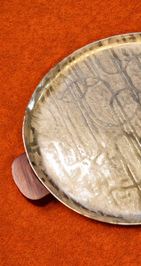 Plateau rond texturé en aluminium de style nordique avec poignée en bois, assiette décorative en métal pour salon de luxe et centre de table de mariage - Product Image 4