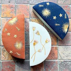 Caja de Regalo de Lino Hecha a Mano de Primera Calidad con Forma de Media Luna para Alimentos del Ramadán y el Eid, Bordada con Logotipo Personalizado - Product Image 5