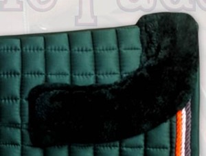 Tapis de selle carré matelassé en coton pour dressage équin, confortable, antidérapant, durable, avec mousse de 18 mm, doublure en maille respirante et bordure en fourrure de vison - Product Image 4