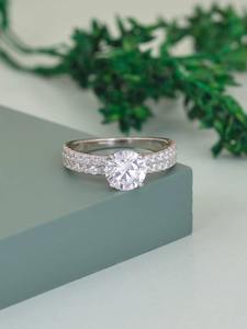 Bague de fiançailles en or blanc 14 carats de qualité export avec diamant Moissanite VVS pour mariages et anniversaires, disponible à prix export - Product Image 4