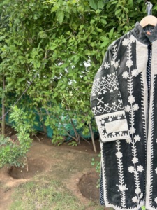 Abrigo Largo de Terciopelo Bordado a Mano de Lujo para Mujer |   Ropa de Invierno de Primera Calidad |   Chaqueta Bomber de Moda Artesanal |   Algodón - Product Image 3
